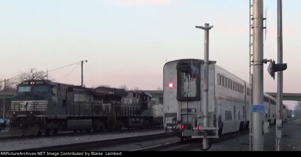 Amtrak passing NS 285